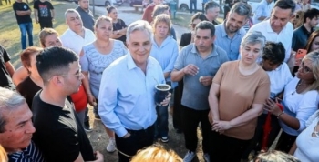 Capital: Llaryora supervisó la puesta en valor de la plaza de B° Ampliación Centro América