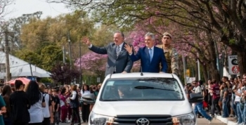 Llaryora encabezó el desfile por el 159° aniversario de Villa María