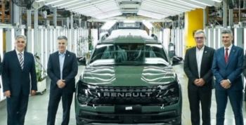 Llaryora en el lanzamiento de la pick-up Niagara en Renault