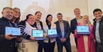 La Provincia entregó más de 100 netbooks para estudiantes y docentes de localidades de Punilla