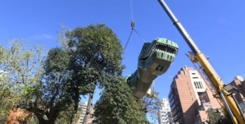 En el Parque de las Tejas ya se instala un dinosaurio gigante