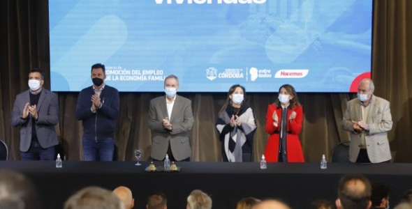 Schiaretti firmó convenios con 387 municipios por el programa 10 Mil Viviendas
