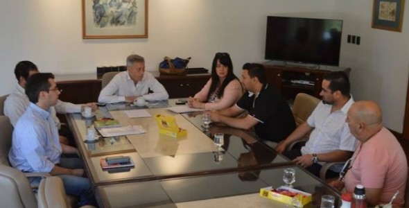 EL INTENDENTE AVILÉS RECIBIÓ AL CENTRO VECINAL LAS 400 VIVIENDAS