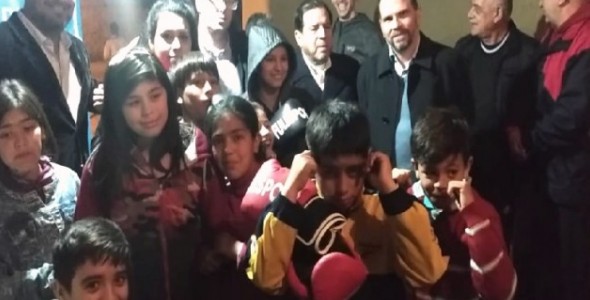 El programa “Primer Round” entregó kits de boxeo