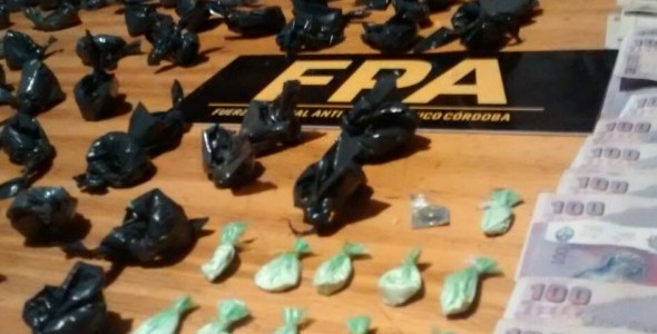 CUATRO DETENIDOS EN SECUESTRO MARIHUANA Y COCAÍNA EN BARRIO VILLA URQUIZA