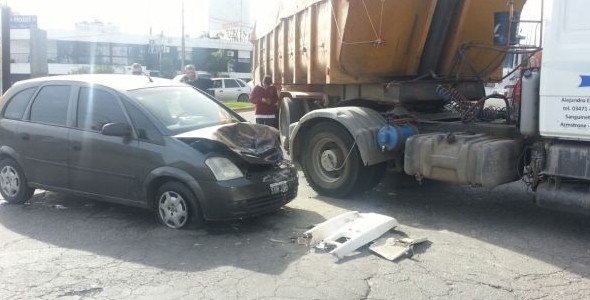 Choque en Avenida San Martín entre auto y camión