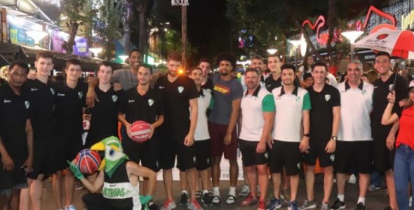 ATENAS DE CORDOBA JUNTO A VECINOS Y TURISTAS EN LA PEATONAL DE CARLOS PAZ