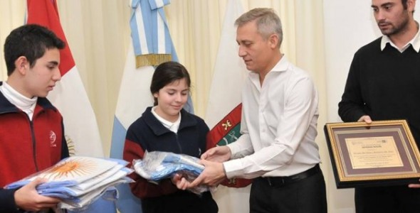 ALUMNOS ENTREGARON BANDERAS AL MUNICIPIO