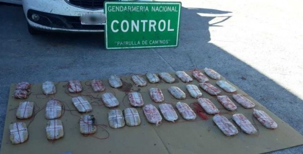 Detuvieron a dos narcos que habían escondido más de 20 kilos de cocaína en el auto