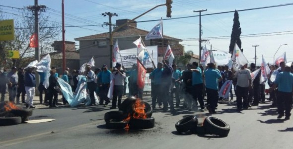Trabajadores de la Coopi cortaron la avenida Cárcano en defensa del servicio de agua