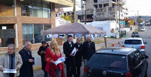 Abogados instalaron carpa por nuevo edificio de Tribunales en Carlos Paz