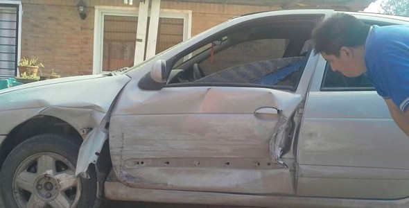 Le chocaron el auto y escaparon