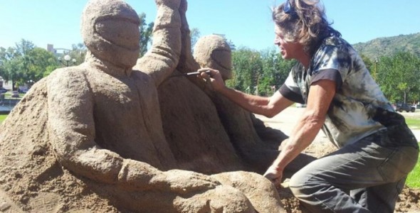 Escultura en arena por el Rally Mundial 