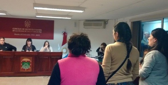 MUJERES DE LA COOPI ENTREGAN AL CONCEJO FIRMAS EN RECHAZO DEL INTENTO DE DESPOJO DEL SERVICIO DE AGU