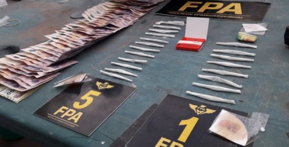 PADRE E HIJO DETENIDOS POR COMERCIALIZACIÓN DE ESTUPEFACIENTES EN BARRIO VILLA PÁEZ