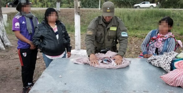 Detenidos en Salta: llevaban más de un millón de pesos ocultos entre las ropas de sus hijos