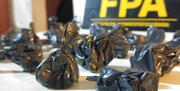 CARLOS PAZ: FRACCIONABA DROGA EN SU AUTOMÓVIL Y LA VENDÍA EN LA PLAZA