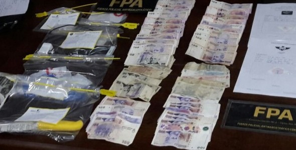 INTENTÓ DESCARTARSE DE LA DROGA ARROJÁNDOLA EN UNA BAÑERA