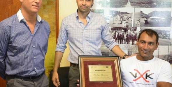 RECONOCIMIENTO DE CARLOS PAZ A SANTIAGO GUTIERREZ POR EL CRUCE DEL CANAL DE BEAGLE