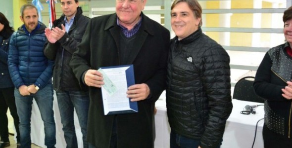 Llaryora entregó aportes económicos a damnificados por inundaciones en departamento San Justo