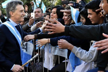 Guerra de encuestas sobre la gestión Macri