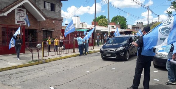Sadop hizo un escrache en Carlos Paz frente al colegio Julieta Delfino