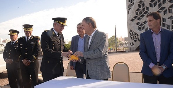 La Policía de Córdoba incorpora los primeros 3.000 celulares duales y más camionetas