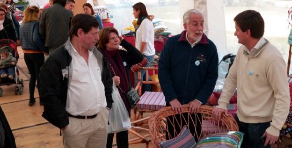Angulo recorrió la feria de productos que elaboran internos penitenciarios