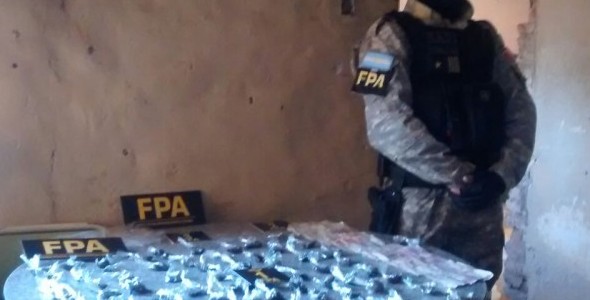 DETIENEN A UN HOMBRE POR COMERCIALIZACIÓN DE ESTUPEFACIENTES EN BARRIO COLONIA LOLA