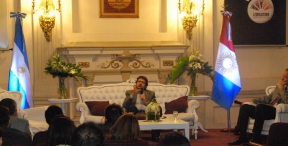 El historiador Felipe Pigna disertó en la Legislatura de Córdoba