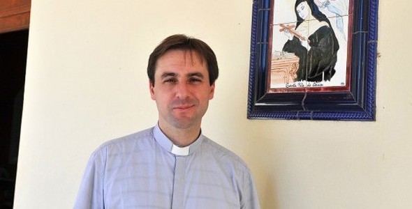 Un sacerdote cordobés dejó los hábitos para asumir su paternidad