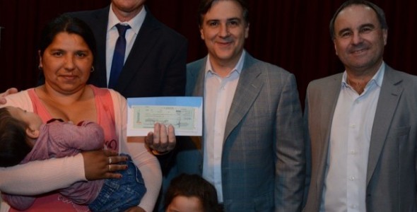 LLaryora entregó aportes económicos correspondientes al Plan Vida Digna en San Francisco