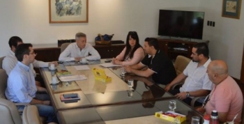 EL INTENDENTE AVILÉS RECIBIÓ AL CENTRO VECINAL LAS 400 VIVIENDAS