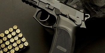 Jugaba con un arma y le pegó tiro a su amigo