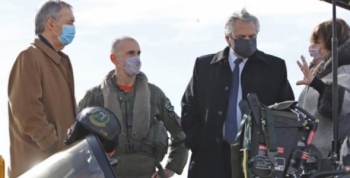 Schiaretti acompañó a Fernández en la entrega de un avión Pampa III a la Fuerza Aérea