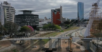 Schiaretti supervisó el puente peatonal que unirá la ex Plaza Austria con Parque Las Heras