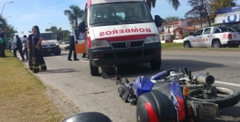 Por un bache casi pierde su vida un motociclista