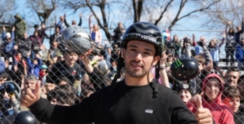 Maligno” Torres festejó su oro con una multitudinaria “Vuelta Olímpica”