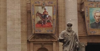 La imagen del cura Brochero ya cuelga en el frente de la basílica de San Pedro