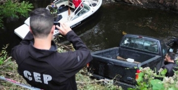 Una camioneta termino en el Lago San Roque