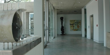 La biblioteca de arte, otra buena razón para ir al Caraffa