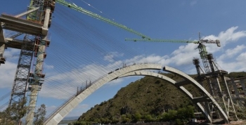 Se cerró el arco del puente que se construye sobre el lago San Roque