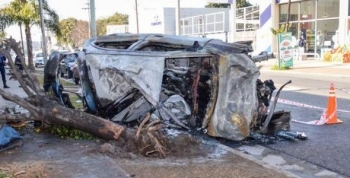 POLICÍAS RESCATARON A UN HOMBRE TRAS CHOQUE E INCENDIO