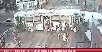 Imprudente al volante: en Flores un colectivo se salvó por milagro de ser embestido por un tren 