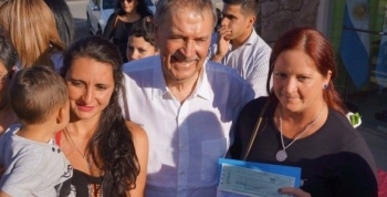 Vida Digna: Schiaretti entregó créditos en Cuesta Blanca y Tala Huasi