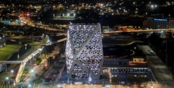 Córdoba ilumina de blanco sus edificios emblemáticos en homenaje a docentes y estudiantes