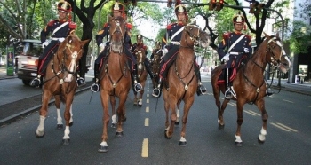 ACTIVIDADES EN LOS BARRIOS DE CARLOS PAZ DEL REGIMIENTO DE GRANADEROS A CABALLOS