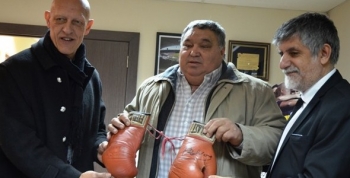 Martillo Roldán le donó a la Provincia los guantes con los que noqueó a Fletcher