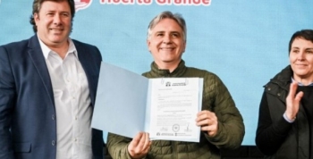 En Huerta Grande, Llaryora inauguró viviendas y comprometió fondos por más de $300 millones