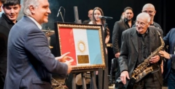Llaryora asistió al homenaje a Kuky Arias en el Teatro del Libertador